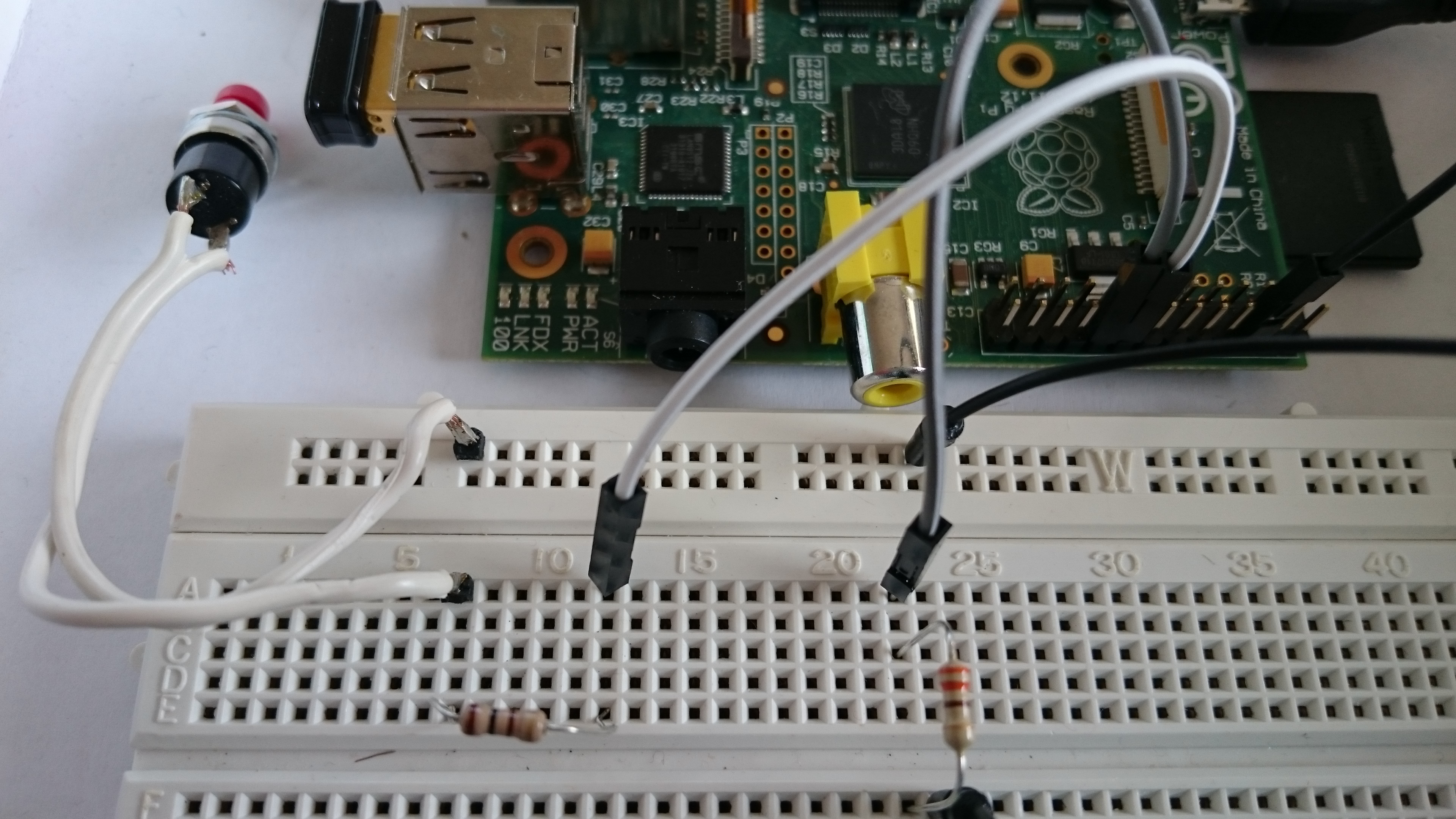 Gestione efficiente delle porte GPIO del Raspberry Pi con interrupt e chiamate asincrone